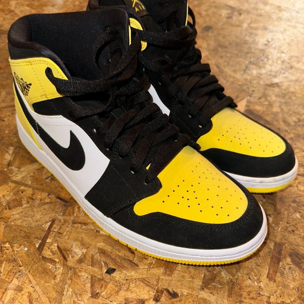 Jordan 1 Mid Yellow Toe Black (Men’s 10.5)